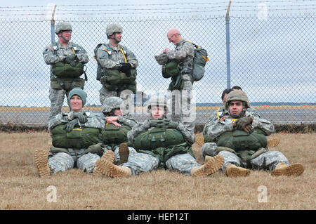 US Army Fallschirmjäger warten geduldig, Flugzeuge für die Luftlandeausbildung während der 17. jährliche Randy Oler Memorial Betrieb Spielzeug fallen zu laden, moderiert von US Armee zivile Angelegenheiten & psychologische Operations Command (Airborne), 9. Dezember 2014, am Camp Mackall Army Air Field, N.C. Betrieb Spielzeug fallen ist die weltweit größte Luft Mischbetrieb mit sechs Partner Nation Fallschirmjäger Teilnahme verbündet und Soldaten die Möglichkeit zu helfen, Kinder in Not Spielzeug für den Urlaub erhalten. (Foto: U.S. Army Spc. Lisa Velazco) US Army Fallschirmjäger warten geduldig 141209-A-QW291-090 Stockfoto