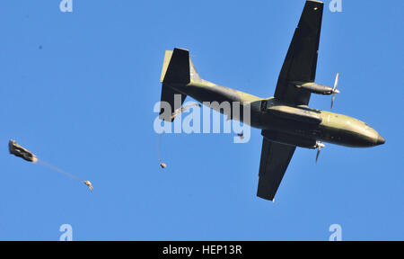 US Army Fallschirmjäger Abstieg auf Luzon Drop-Zone nach Verlassen des c-160-Flugzeugs für die 17. jährliche Randy Oler Memorial Betrieb Spielzeug fallen, hosted by US Armee zivile Angelegenheiten und Psychological Operations Command (Airborne), 10. Dezember 2014, am Camp Mackall, North Carolina Betrieb Spielzeug Tropfen ist der weltweit größte Luft Mischbetrieb und Soldaten die Möglichkeit zu helfen, Kinder in Not Spielzeug für den Urlaub erhalten. (Foto: U.S. Army Spc. Lisa Velazco) C-160 Transall (Luftwaffe) US-Army Fallschirmjäger 172 Stockfoto