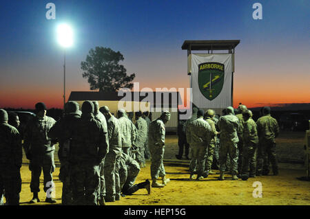 US Army Fallschirmjäger warten geduldig Luftlandeausbildung während des 17. jährliche Randy Oler Memorial Betrieb Spielzeug Drop ausführen, moderiert von US Armee zivile Angelegenheiten & psychologische Operations Command (Airborne), 10. Dezember 2014, am Camp Mackall, North Carolina Betrieb Spielzeug Tropfen ist der weltweit größte Luft Mischbetrieb mit sechs Partner Nation Fallschirmjäger Teilnahme verbündet und Soldaten die Möglichkeit zu helfen, Kinder in Not Spielzeug für den Urlaub erhalten. (Foto: U.S. Army Spc. Lisa Velazco) US-Armeesoldaten warten 141210-A-QW291-001 Stockfoto