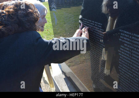 Zwei Familienmitglieder suchen nach Namen von ihrer gefallenen Soldaten auf die Gander Memorial in Fort Campbell, Kentucky, 12. Dezember 2014. Die Gander Memorial Ceremony ist in Erinnerung an die 248 Soldaten verloren ihr Leben bei einem Flugzeugabsturz in Gander, Neufundland, 12. Dezember 1985, während der Rückkehr nach Hause von einer friedenserhaltende Mission in Sinai, Ägypten. Gander Gedenkfeier 12. Dezember 2014 141212-A-VN826-001 Stockfoto