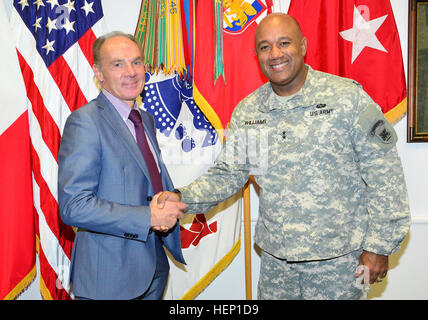 Von rechts, Generalmajor Darryl A. Williams, US-Armee Afrika Kommandierender General und Dott. Ermanno Angonese, Director of Vicenza San Bortolo Hospital, posieren für ein Gruppenfoto in USARAF Kommandantur in Caserma Ederle in Vicenza, Italien, 15. Dezember 2014. (Foto von visuellen Informationen Spezialist Davide Dalla Massara) Dott. Ermanno Angonese besuchte in Caserma Ederle in Vicenza, Italien 141215-A-DO858-007 Stockfoto