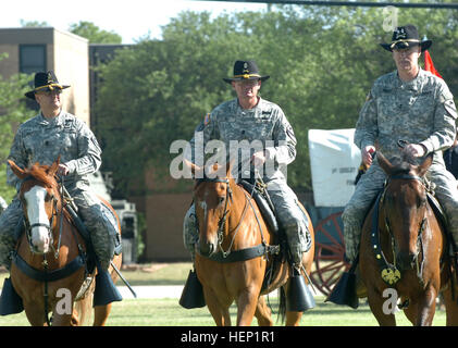 Command Sergeant Major Rory L. Malloy (links), 1. Kavallerie-Division eingehende Befehl Sergeant major, Command Sergeant Major Donald R. Felt (Mitte), der scheidende 1. Cav. Div. Befehl Sergeant-Major und Generalmajor Daniel P. Bolger, Kommandierender general, 1. Cav. Div. führen eine montierte Inspektion der Truppen der Division während einem 1. Cav. Div. Änderung der Verantwortung Zeremonie am 10. Juni auf Cooper Feld in Fort Hood , Texas. Malloy übernimmt Verantwortung als erste Mannschaft Befehl Sergeant-Major 94037 Stockfoto