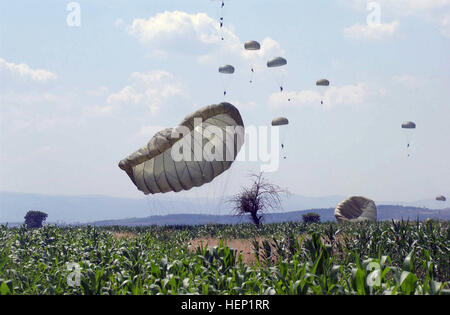 UNS Armee (USA) Fallschirmjäger aus 1. Bataillon (BN), 508. Infanterie (INF), Fort Bragg, North Carolina (NC), Land auf die Drop-Zone (DZ) während Luftlandeoperationen, die von der 173rd Airborne Brigade (AB BDE), Caserma Ederle, Italien (ITA), bei der Vitina DZ im Kosovo während JOINT GUARDIAN II durchgeführt. SETAF HISTORISCHE 0008 Stockfoto