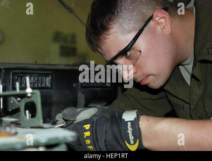 PFC. Jacob Gilmon, Leander, Texas, gebürtig, als ein Fahrzeug mit Rädern Mechaniker mit Unterstützung der Stabskompanie, spezielle Truppen Bataillon, 4. US-Infanteriedivision, Multi-National Division – Bagdad, Schraubenschlüssel entfernt an einen Kippschalter für das Rhino in einem Humvee 11. Juni in der DSTB Motor Pool auf Camp Liberty dient. Gilmon bereitete die alten Humvee in gedreht werden und ein neueres Modell eingetauscht. Tag im Leben, Rad-Fahrzeug Mechanik Arbeit weiterhin Soldaten mobile 94009 Stockfoto