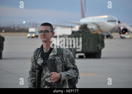 SPC. Jeffrey Thomas Crews, Militärpolizist, 420th Military Police Company, geht in der Kontrollgruppe von Silas L. Copeland an-/Abreise am 1. Januar nach der Landung am Biggs Army Airfield. Die 420th MP-Unternehmen kamen in Fort Bliss am 1. Januar nach Vollendung einer Bereitstellung nach Guantanamo Bay, Kuba. 420th Military Police Company beginnt 2015 stateside 150101-A-CX902-002 Stockfoto