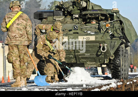 Dragoon Troopers, 3. Geschwader zugewiesen, 2d Kavallerie-Regiment laden Strykers mit der Bahn transportiert werden, wie das Gerät bewegt sich bei der Ausbildung mit multi-nationalen Partnern und Verbündeten während der Operation Atlantic zu lösen, in Rose Barracks, Deutschland, 6. Januar 2015 die Führung zu übernehmen. 3. Sqdn, 2 CR Stryker laden 150106-A-EM105-010 Stockfoto