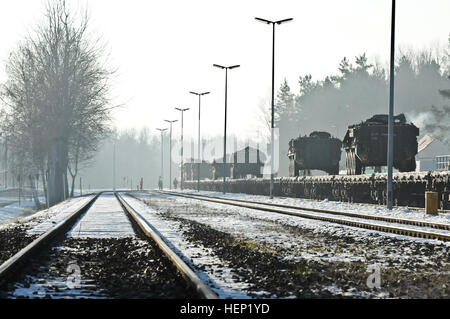 Dragoon Troopers, 3. Geschwader zugewiesen, 2d Kavallerie-Regiment laden Strykers mit der Bahn transportiert werden, wie das Gerät bewegt sich bei der Ausbildung mit multi-nationalen Partnern und Verbündeten während der Operation Atlantic zu lösen, in Rose Barracks, Deutschland, 6. Januar 2015 die Führung zu übernehmen. 3. Sqdn, 2 CR Stryker laden 150106-A-EM105-061 Stockfoto