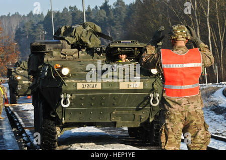 Dragoon Troopers, 3. Geschwader zugewiesen, 2d Kavallerie-Regiment laden Strykers mit der Bahn transportiert werden, wie das Gerät bewegt sich bei der Ausbildung mit multi-nationalen Partnern und Verbündeten während der Operation Atlantic zu lösen, in Rose Barracks, Deutschland, 6. Januar 2015 die Führung zu übernehmen. 3. Sqdn, 2 CR Stryker laden 150106-A-EM105-110 Stockfoto