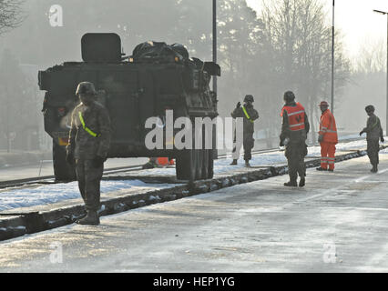 Dragoon Troopers, 3. Geschwader zugewiesen, 2d Kavallerie-Regiment laden Strykers mit der Bahn transportiert werden, wie das Gerät bewegt sich bei der Ausbildung mit multi-nationalen Partnern und Verbündeten während der Operation Atlantic zu lösen, in Rose Barracks, Deutschland, 6. Januar 2015 die Führung zu übernehmen. 3. Sqdn, 2 CR Stryker laden 150106-A-EM105-168 Stockfoto