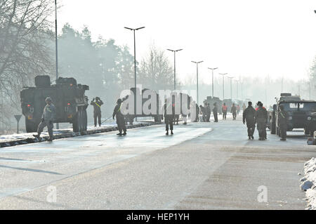 Dragoon Troopers, 3. Geschwader zugewiesen, 2d Kavallerie-Regiment laden Strykers mit der Bahn transportiert werden, wie das Gerät bewegt sich bei der Ausbildung mit multi-nationalen Partnern und Verbündeten während der Operation Atlantic zu lösen, in Rose Barracks, Deutschland, 6. Januar 2015 die Führung zu übernehmen. 3. Sqdn, 2 CR Stryker laden 150106-A-EM105-164 Stockfoto