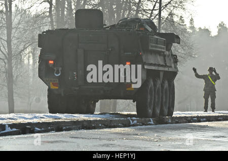 Dragoon Troopers, 3. Geschwader zugewiesen, 2d Kavallerie-Regiment laden Strykers mit der Bahn transportiert werden, wie das Gerät bewegt sich bei der Ausbildung mit multi-nationalen Partnern und Verbündeten während der Operation Atlantic zu lösen, in Rose Barracks, Deutschland, 6. Januar 2015 die Führung zu übernehmen. 3. Sqdn, 2 CR Stryker laden 150106-A-EM105-303 Stockfoto