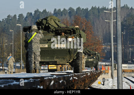 Dragoon Troopers, 3. Geschwader zugewiesen, 2d Kavallerie-Regiment laden Strykers mit der Bahn transportiert werden, wie das Gerät bewegt sich bei der Ausbildung mit multi-nationalen Partnern und Verbündeten während der Operation Atlantic zu lösen, in Rose Barracks, Deutschland, 6. Januar 2015 die Führung zu übernehmen. 3. Sqdn, 2 CR Stryker laden 150106-A-EM105-622 Stockfoto