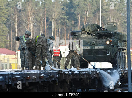 Dragoon Troopers, 3. Geschwader zugewiesen, 2d Kavallerie-Regiment laden Strykers mit der Bahn transportiert werden, wie das Gerät bewegt sich bei der Ausbildung mit multi-nationalen Partnern und Verbündeten während der Operation Atlantic zu lösen, in Rose Barracks, Deutschland, 6. Januar 2015 die Führung zu übernehmen. 3. Sqdn, 2 CR Stryker laden 150106-A-EM105-786 Stockfoto