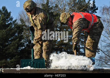 Dragoon Troopers, 3. Geschwader zugewiesen, 2d Kavallerie-Regiment laden Strykers mit der Bahn transportiert werden, wie das Gerät bewegt sich bei der Ausbildung mit multi-nationalen Partnern und Verbündeten während der Operation Atlantic zu lösen, in Rose Barracks, Deutschland, 6. Januar 2015 die Führung zu übernehmen. 3. Sqdn, 2 CR Stryker laden 150106-A-EM105-955 Stockfoto