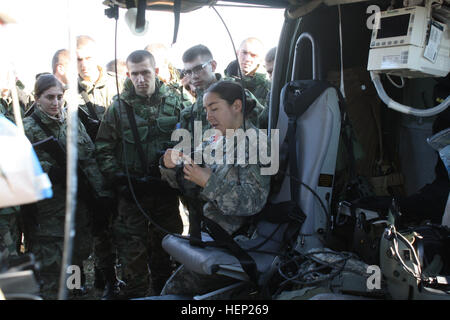 US Armee Sgt. Tarissa Vincent, Rettungssanitäter Flug mit Firma F, 5. Bataillon (allgemeiner Support), 159. Aviation Regiment, multinationalen Battle Group - Ost, zeigt US-Armeesoldaten und Kosovo Security Force Kadetten wie man richtig einen Sicherheitsgurt in einem UH-60 Black Hawk Hubschrauber während einer medizinischen Fortbildungsveranstaltung in der Nähe von Istok, Kosovo, Jan. 11. Der Zweck der Veranstaltung war praktische medizinische Ausbildung Soldaten und Kadetten liefern, so dass sie möglicherweise verletzte Soldaten zu behandeln und auf die nächsthöhere Stufe der Versorgung zu evakuieren. Soldaten und Kadetten bauen Beziehungen durch medizinische Fortbildungsveranstaltung 15 Stockfoto