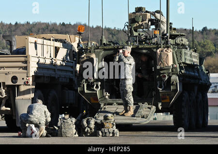 Dragoner Troopers, 4. Geschwader zugewiesen, 2. Kavallerie-Regiment inspizieren ihre Strykers und Ausrüstung als das Gerät bereitet sich auf Übungen während der Alliierten Geist ich am Truppenübungsplatz Hohenfels befindet sich in Hohenfels, Deutschland, 13. Januar 2015 durchzuführen. Der Zweck der Übung durch multinationale Ausbildung sowie die Verbesserung der Alliierten Interoperabilität und Zusammenarbeit zwischen den USA und der NATO zwingt. Alliierten Geist trainieren ich 150113-A-EM105-018 Stockfoto