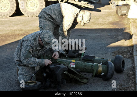 Dragoner Troopers, 4. Geschwader zugewiesen, 2. Kavallerie-Regiment inspizieren ihre Strykers und Ausrüstung als das Gerät bereitet sich auf Übungen während der Alliierten Geist ich am Truppenübungsplatz Hohenfels befindet sich in Hohenfels, Deutschland, 13. Januar 2015 durchzuführen. Der Zweck der Übung durch multinationale Ausbildung sowie die Verbesserung der Alliierten Interoperabilität und Zusammenarbeit zwischen den USA und der NATO zwingt. Alliierten Geist trainieren ich 150113-A-EM105-048 Stockfoto