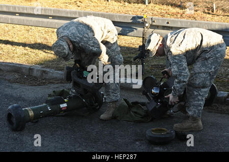 Dragoner Troopers, 4. Geschwader zugewiesen, 2. Kavallerie-Regiment inspizieren ihre Strykers und Ausrüstung als das Gerät bereitet sich auf Übungen während der Alliierten Geist ich am Truppenübungsplatz Hohenfels befindet sich in Hohenfels, Deutschland, 13. Januar 2015 durchzuführen. Der Zweck der Übung durch multinationale Ausbildung sowie die Verbesserung der Alliierten Interoperabilität und Zusammenarbeit zwischen den USA und der NATO zwingt. Alliierten Geist trainieren ich 150113-A-EM105-101 Stockfoto