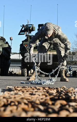 Dragoner Troopers, 4. Geschwader zugewiesen, 2. Kavallerie-Regiment inspizieren ihre Strykers und Ausrüstung als das Gerät bereitet sich auf Übungen während der Alliierten Geist ich am Truppenübungsplatz Hohenfels befindet sich in Hohenfels, Deutschland, 13. Januar 2015 durchzuführen. Der Zweck der Übung durch multinationale Ausbildung sowie die Verbesserung der Alliierten Interoperabilität und Zusammenarbeit zwischen den USA und der NATO zwingt. Alliierten Geist trainieren ich 150113-A-EM105-674 Stockfoto