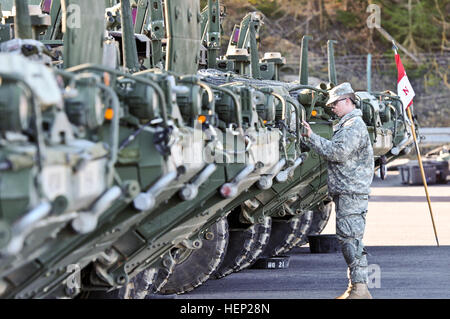 Dragoner Troopers, 4. Geschwader zugewiesen, 2. Kavallerie-Regiment inspizieren ihre Strykers und Ausrüstung als das Gerät bereitet sich auf Übungen während der Alliierten Geist ich am Truppenübungsplatz Hohenfels befindet sich in Hohenfels, Deutschland, 13. Januar 2015 durchzuführen. Der Zweck der Übung durch multinationale Ausbildung sowie die Verbesserung der Alliierten Interoperabilität und Zusammenarbeit zwischen den USA und der NATO zwingt. Alliierten Geist trainieren ich 150113-A-EM105-713 Stockfoto