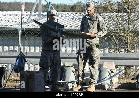 Dragoner Troopers, 4. Geschwader zugewiesen, 2. Kavallerie-Regiment inspizieren ihre Strykers und Ausrüstung als das Gerät bereitet sich auf Übungen während der Alliierten Geist ich am Truppenübungsplatz Hohenfels befindet sich in Hohenfels, Deutschland, 13. Januar 2015 durchzuführen. Der Zweck der Übung durch multinationale Ausbildung sowie die Verbesserung der Alliierten Interoperabilität und Zusammenarbeit zwischen den USA und der NATO zwingt. Alliierten Geist trainieren ich 150113-A-EM105-722 Stockfoto