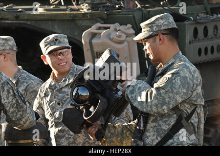 Dragoner Troopers, 4. Geschwader zugewiesen, 2. Kavallerie-Regiment inspizieren ihre Strykers und Ausrüstung als das Gerät bereitet sich auf Übungen während der Alliierten Geist ich am Truppenübungsplatz Hohenfels befindet sich in Hohenfels, Deutschland, 13. Januar 2015 durchzuführen. Der Zweck der Übung durch multinationale Ausbildung sowie die Verbesserung der Alliierten Interoperabilität und Zusammenarbeit zwischen den USA und der NATO zwingt. Alliierten Geist trainieren ich 150113-A-EM105-839 Stockfoto
