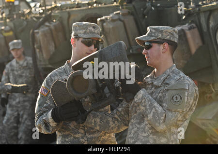 Dragoner Troopers, 4. Geschwader zugewiesen, 2. Kavallerie-Regiment inspizieren ihre Strykers und Ausrüstung als das Gerät bereitet sich auf Übungen während der Alliierten Geist ich am Truppenübungsplatz Hohenfels befindet sich in Hohenfels, Deutschland, 13. Januar 2015 durchzuführen. Der Zweck der Übung durch multinationale Ausbildung sowie die Verbesserung der Alliierten Interoperabilität und Zusammenarbeit zwischen den USA und der NATO zwingt. Alliierten Geist trainieren ich 150113-A-EM105-952 Stockfoto