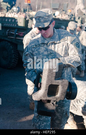 Troopers, 4. Geschwader zugewiesen, 2. Kavallerie-Regiment inspizieren ihre Strykers und Ausrüstung als das Gerät bereitet sich auf Übungen während der Alliierten Geist ich am Truppenübungsplatz Hohenfels befindet sich in Hohenfels, Deutschland, 13. Januar 2015 durchzuführen. Der Zweck der Übung ist es, multinationale Ausbildung sowie die Verbesserung der Alliierten Interoperabilität zwischen US- und NATO-Truppen zu führen. Alliierten Geist trainieren ich 150113-A-WS244-041 Stockfoto