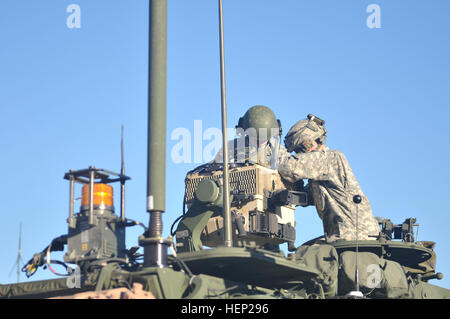 Troopers, 4. Geschwader zugewiesen, 2. Kavallerie-Regiment inspizieren ihre Strykers und Ausrüstung als das Gerät bereitet sich auf Übungen während der Alliierten Geist ich am Truppenübungsplatz Hohenfels befindet sich in Hohenfels, Deutschland, 13. Januar 2015 durchzuführen. Der Zweck der Übung ist es, multinationale Ausbildung sowie die Verbesserung der Alliierten Interoperabilität zwischen US- und NATO-Truppen zu führen. Alliierten Geist trainieren ich 150113-A-WS244-097 Stockfoto