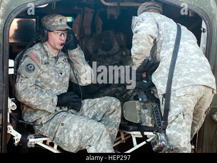 Troopers, 4. Geschwader zugewiesen, 2. Kavallerie-Regiment inspizieren ihre Strykers und Ausrüstung als das Gerät bereitet sich auf Übungen während der Alliierten Geist ich am Truppenübungsplatz Hohenfels befindet sich in Hohenfels, Deutschland, 13. Januar 2015 durchzuführen. Der Zweck der Übung ist es, multinationale Ausbildung sowie die Verbesserung der Alliierten Interoperabilität zwischen US- und NATO-Truppen zu führen. Alliierten Geist trainieren ich 150113-A-WS244-140 Stockfoto