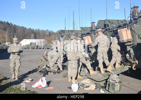 Troopers, 4. Geschwader zugewiesen, 2. Kavallerie-Regiment inspizieren ihre Strykers und Ausrüstung als das Gerät bereitet sich auf Übungen während der Alliierten Geist ich am Truppenübungsplatz Hohenfels befindet sich in Hohenfels, Deutschland, 13. Januar 2015 durchzuführen. Der Zweck der Übung ist es, multinationale Ausbildung sowie die Verbesserung der Alliierten Interoperabilität zwischen US- und NATO-Truppen zu führen. Alliierten Geist trainieren ich 150113-A-WS244-181 Stockfoto