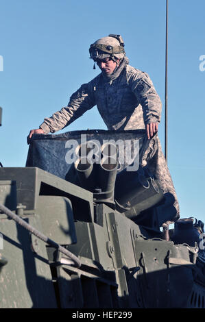 Troopers, 4. Geschwader zugewiesen, 2. Kavallerie-Regiment inspizieren ihre Strykers und Ausrüstung als das Gerät bereitet sich auf Übungen während der Alliierten Geist ich am Truppenübungsplatz Hohenfels befindet sich in Hohenfels, Deutschland, 13. Januar 2015 durchzuführen. Der Zweck der Übung ist es, multinationale Ausbildung sowie die Verbesserung der Alliierten Interoperabilität zwischen US- und NATO-Truppen zu führen. Alliierten Geist trainieren ich 150113-A-WS244-220 Stockfoto