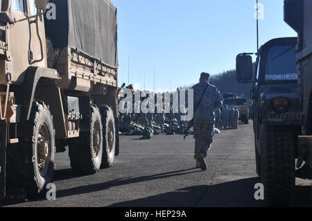 Troopers, 4. Geschwader zugewiesen, 2. Kavallerie-Regiment inspizieren ihre Strykers und Ausrüstung als das Gerät bereitet sich auf Übungen während der Alliierten Geist ich am Truppenübungsplatz Hohenfels befindet sich in Hohenfels, Deutschland, 13. Januar 2015 durchzuführen. Der Zweck der Übung ist es, multinationale Ausbildung sowie die Verbesserung der Alliierten Interoperabilität zwischen US- und NATO-Truppen zu führen. Alliierten Geist trainieren ich 150113-A-WS244-274 Stockfoto