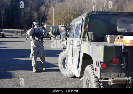 Troopers, 4. Geschwader zugewiesen, 2. Kavallerie-Regiment inspizieren ihre Strykers und Ausrüstung als das Gerät bereitet sich auf Übungen während der Alliierten Geist ich am Truppenübungsplatz Hohenfels befindet sich in Hohenfels, Deutschland, 13. Januar 2015 durchzuführen. Der Zweck der Übung ist es, multinationale Ausbildung sowie die Verbesserung der Alliierten Interoperabilität zwischen US- und NATO-Truppen zu führen. Alliierten Geist trainieren ich 150113-A-WS244-349 Stockfoto