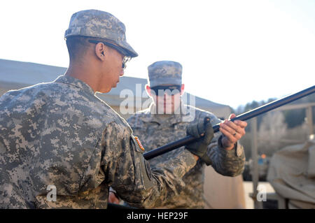 Troopers, 4. Geschwader zugewiesen, 2. Kavallerie-Regiment inspizieren ihre Strykers und Ausrüstung als das Gerät bereitet sich auf Übungen während der Alliierten Geist ich am Truppenübungsplatz Hohenfels befindet sich in Hohenfels, Deutschland, 13. Januar 2015 durchzuführen. Der Zweck der Übung ist es, multinationale Ausbildung sowie die Verbesserung der Alliierten Interoperabilität zwischen US- und NATO-Truppen zu führen. Alliierten Geist trainieren ich 150113-A-WS244-504 Stockfoto