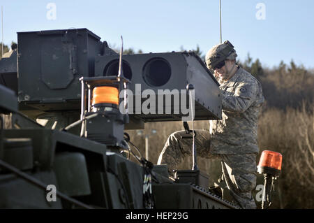 Troopers, 4. Geschwader zugewiesen, 2. Kavallerie-Regiment inspizieren ihre Strykers und Ausrüstung als das Gerät bereitet sich auf Übungen während der Alliierten Geist ich am Truppenübungsplatz Hohenfels befindet sich in Hohenfels, Deutschland, 13. Januar 2015 durchzuführen. Der Zweck der Übung ist es, multinationale Ausbildung sowie die Verbesserung der Alliierten Interoperabilität zwischen US- und NATO-Truppen zu führen. Alliierten Geist trainieren ich 150113-A-WS244-569 Stockfoto