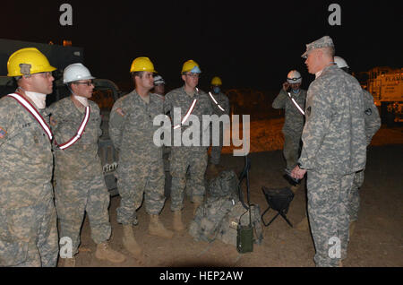 Kol. Heath Roscoe, Recht, Kommandeur der 36. Ingenieur-Brigade in Fort Hood, Texas, Soldaten der 615th Ingenieur Gesellschaft, 4. Pionier-Bataillon 36. Ing. Bde., aus Fort Carson, Colorado, um ihre Fortschritte zu sehen, auf die Reparatur der Freeport-Straße nahe dem Hafen, Monrovia, Liberia, 14. Januar 2015, zur Unterstützung der Operation United Hilfe besucht. Roscoe eingecheckt am Soldaten und dankte ihnen für ihre harte Arbeit. Die Soldaten trugen Masken zum Schutz vor Staub und Schmutz Partikel aus dem Bau. Betrieb United Hilfe ist ein US-Verteidigungsministerium Betrieb in Liberia, pr Stockfoto