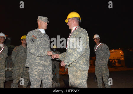Kol. Heath Roscoe, links, Kommandeur der 36. Engineer Brigade in Fort Hood, Texas, gibt eine Münze des Gedenkens SGT Wesley Snead, Beckley, w.v., native und eine schwere Ausrüstung Betreiber für 615th Ingenieur-Gesellschaft, 4. Ingenieur-Bataillon, 36. Engineer Brigade aus Fort Carson, Colorado, für seine Leistung für Betrieb United Unterstützung Jan. 14 , 2015, um die Freeport-Straße nahe dem Hafen, Monrovia, Liberia. Roscoe dankte Snead und die Soldaten für ihre harte Arbeit, als auch sehen, wie sie taten. Die Soldaten trugen Masken zum Schutz vor Staub und Schmutz Partikel Stockfoto