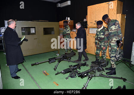 Von links nach rechts, James V. Matheson, Chef, Regional Training Support Division Süd (links); Major General Cheikm Gueye, senegalesischen Leiter des Armee-Personals; Iwano-Trevisanutto, Chef, Training Support Center Italien; Zeigen Sie Oberst Saifoulaye Sow, Armee G3 Senegal und Generalmajor Papa Birane Dieye, Chef der Armee Operationen Senegal, Engagement Fähigkeiten Trainer (EST) während des Besuchs bei Caserma Ederle, Vicenza, Italien, 14. Januar 2015. (Foto von visuellen Informationen Spezialist Paolo Bovo/freigegeben) Senegalese Chief of Army Staff Major General Cheikm Gueye Touren Regional Training Support TSAE Vicenza, Italien, am Caserma Ed Stockfoto