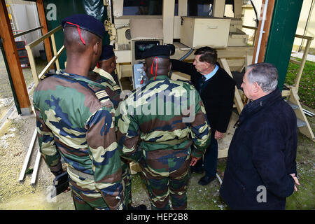 Von rechts nach links, Paul McKenzie, TADS / VI-Manager; Iwano-Trevisanutto, Chef, Training Support Center Italien; Major General Cheikm Gueye, senegalesischen Leiter des Armee-Personals; Major Papa Birane Dieye, Chef der Armee Operationen Senegal; und Oberst Saifoulaye Sow, Armee G3 Senegal, das mir beständig Hinterhalt geschützt (MRAP) und Hitze System während des Besuchs bei Caserma Ederle Vicenza, Italien, 14. Januar 2015 zu diskutieren. (Foto von visuellen Informationen Spezialist Paolo Bovo/freigegeben) Senegalese Chief of Army Staff Major General Cheikm Gueye Touren Regional Training Support TSAE Vicenza, Italien, am Caserma Ederle 150114-A-JM Stockfoto