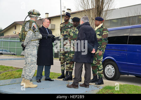 Iwano-Trevisanutto, Chef, Training Support Center Italien; James V. Matheson, Chef, Regional Training Support Division Süd, kurze die einsetzbaren Instrumentierung (DISE) in Englisch und Französisch, während des Besuchs von Major General Cheikh Gueye, senegalesischen Leiter des Armee-Personals. DISE ist ein System, Laser, GPS und Computer zu erkennen und verfolgen Sie Hits von Waffen für realistische Gefechtsausbildung verwendet. Das Seminar war als ein Forum für Teilnehmer ihre Erfahrungen bei der Unterstützung der Koalition und Kampfkommandanten in einer gemeinsamen Task Force Umgebung gedacht. (Fotos von US-Armee visuelle Informationen Stockfoto