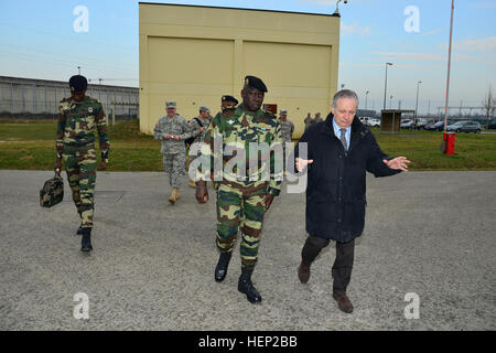 Ivano Trevisanutto, Chef, Training Support Center Italien, kurz die einsetzbaren Instrumentierung (DISE) in Französisch, während des Besuchs von Major General Cheikh Gueye, senegalesischen Leiter des Armee-Personals. DISE ist ein System, Laser, GPS und Computer zu erkennen und verfolgen Sie Hits von Waffen für realistische Gefechtsausbildung verwendet. Das Seminar war als ein Forum für Teilnehmer ihre Erfahrungen bei der Unterstützung der Koalition und Kampfkommandanten in einer gemeinsamen Task Force Umgebung gedacht. (Foto von US-Armee visuelle Informationen Spezialist Paolo Bovo/Release) Senegalese Chief of Army Staff Major General Cheikm G Stockfoto