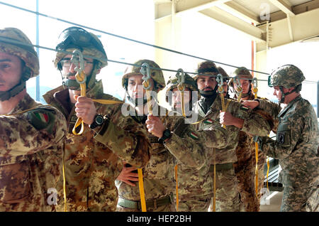 Italienische Armee-Fallschirmjäger von Folgore Brigade 8. Fallschirm Assault Engineer Regiment, zusammen mit ihren Verbündeten US-Armee aus dem 1. Bataillon, 503. Infanterieregiment 173rd Airborne Brigade führen nachhaltig Luftlandeausbildung in Aviano, Italien, Jan. 14 zunächst ihre Notfall Einsatz Bereitschaft Übung, EDRE genannt. EDRE ist eine keine Kündigung, schnelle Bereitstellung Übung entwickelt, um die Brigade Fähigkeit zu alarmieren, Marschall und bereitstellen, während seiner Zeit als der US-Armee Kontingenz Response Force in Europa zu testen. (Foto: US Army Staff Sgt Opal Vaughn) Himmel Soldaten führen italischen Bundesgenossen Em Stockfoto