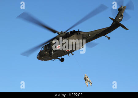 Ein Infanterie-Soldat aus Kompanie A, 4. Bataillon, 9. Infanterieregiment, 1. Stryker Brigade Combat Team, 4. Infanteriedivision, nimmt am 15. Januar 2015 an kalt- und Heißlastübungen in einem UH-60 Black Hawk Hubschrauber Teil. Stockfoto