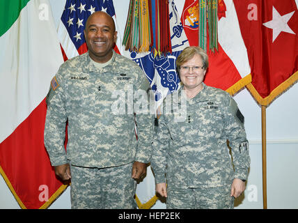 Von links: Generalmajor Darryl A. Williams, Vereinigte Staaten Armee Afrika Kommandierender General und Generalleutnant Karen E. Dyson, Militär-Stellvertreter, der Assistant Secretary Of The Army (Financial Management & Comptroller); darstellen Sie 15. Januar 2015 für ein Gruppenfoto in USARAF Kommandantur in Caserma Ederle in Vicenza, Italien. (Foto von visuellen Informationen Spezialist Davide Dalla Massara) Generalleutnant Karen E. Dyson Besuche in Caserma Ederle in Vicenza, Italien 150115-A-DO858-004 Stockfoto