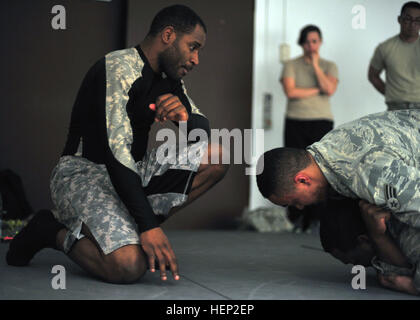 Staff Sgt Donald Thatcher, die 10. Armee-Luft und Missile Defense Command 5. Bataillon 7. Luft-Verteidigung-Artillerie master Combatives Trainer und gebürtig aus Atlanta, wertet ein Flieger zugewiesen 86th Sicherheit Kräfte Geschwaders während der Tests Teil des Grundkurses Combatives, Jan. 15 auf Ramstein Airbase. MACP baut KMC Kampfgeist 150115-A-UV471-522 Stockfoto