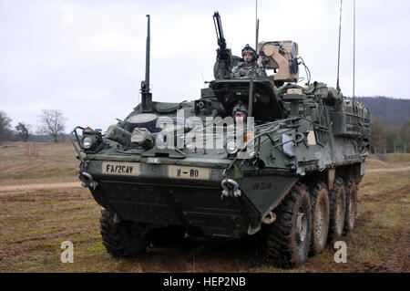 Dragoner Troopers, Nemesis Truppe zugewiesen, 4. Staffel, 2. Kavallerie-Regiment montieren Sie nach Beendigung ihrer Zone Lane Ausbildung zur Durchführung einer nach Überprüfung der Aktion mit ihrer Beobachter Controller Trainer während ihrer Einheit situative Übung auf Truppenübungsplatz Hohenfels befindet sich in Hohenfels, Deutschland, 18. Januar 2015. Der Zweck der Übung ist es, multinationale Ausbildung sowie die Verbesserung der Alliierten Interoperabilität zwischen US- und NATO-Truppen zu führen. Verbündete Geist ich, Tag 6 150118-A-WS244-015 Stockfoto