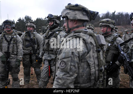 Dragoner Troopers, Nemesis Truppe zugewiesen, 4. Staffel, 2. Kavallerie-Regiment montieren Sie nach Beendigung ihrer Zone Lane Ausbildung zur Durchführung einer nach Überprüfung der Aktion mit ihrer Beobachter Controller Trainer während ihrer Einheit situative Übung auf Truppenübungsplatz Hohenfels befindet sich in Hohenfels, Deutschland, 18. Januar 2015. Der Zweck der Übung ist es, multinationale Ausbildung sowie die Verbesserung der Alliierten Interoperabilität zwischen US- und NATO-Truppen zu führen. Verbündete Geist ich, Tag 6 150118-A-WS244-213 Stockfoto