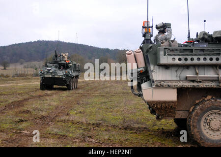 Dragoner Troopers, Nemesis Truppe zugewiesen, 4. Staffel, 2. Kavallerie-Regiment montieren Sie nach Beendigung ihrer Zone Lane Ausbildung zur Durchführung einer nach Überprüfung der Aktion mit ihrer Beobachter Controller Trainer während ihrer Einheit situative Übung auf Truppenübungsplatz Hohenfels befindet sich in Hohenfels, Deutschland, 18. Januar 2015. Der Zweck der Übung ist es, multinationale Ausbildung sowie die Verbesserung der Alliierten Interoperabilität zwischen US- und NATO-Truppen zu führen. Verbündete Geist ich, Tag 6 150118-A-WS244-964 Stockfoto