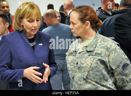 New Jersey Vizegouverneur Kim Guadagno, spricht links, mit Staff Sgt. Kathleen Parent, Operationen Unteroffizier mit der Army Reserve 78th Training Abteilung, während der Einstellung unseres Helden Jobmesse Jan. 21 Timmermann Conference Center am Joint Base McGuire-Dix-Lakehurst, N.J. Die Armee-Reserve war ein wichtiger Partner der Veranstaltung die vorgestellten mehr als 80 Arbeitgeber, Schulen und Dienstleister, die Arbeitsplätze und Ausbildungsmöglichkeiten für die Teilnehmer angeboten. Armee-Reserve fördert öffentlich-privaten Partnerschaft in New Jersey job fair 150121-A-VX676-008 Stockfoto